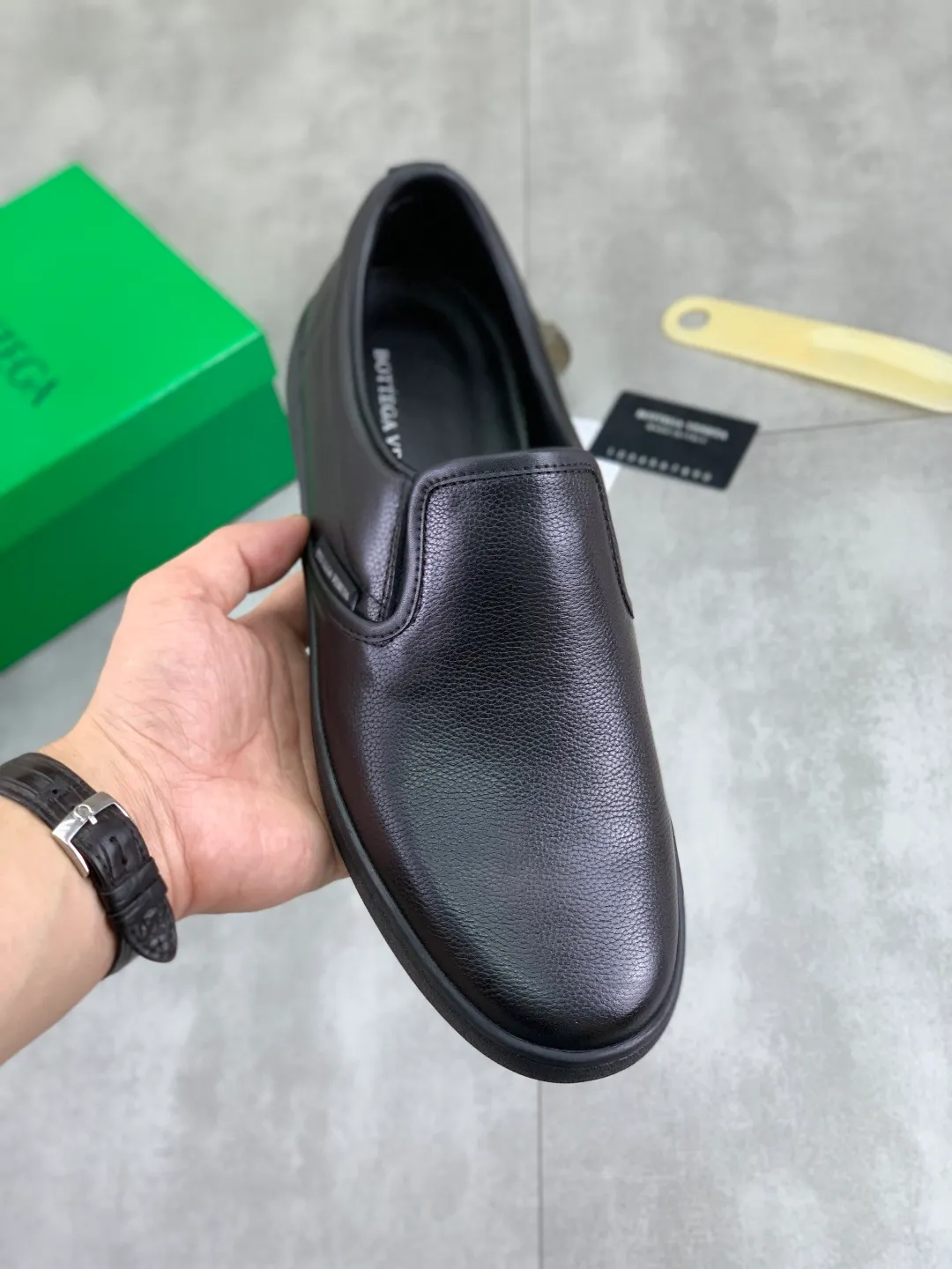 Men's shoes 💰P520 [New model] Water-dyed cow leather 💰High-quality business casual shoes 💎💎💎 BOTTEGA VENETA official website synchronizes the latest top version of BV in the market, accepts material comparison, shoe type comparison, process comparison, practical and textured, versatile and suitable for any occasion, the more you look at it, the more flavorful it becomes. Pure hand-woven craftsmanship - Upper material, hand-woven calfskin imported from Italy 🇮🇹 - High-quality water-dyed cowhide lining - Original private model customized outsole -Size: 39-45 Color: black or brown optional
